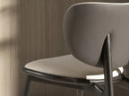 Chaise en cuir crème à dos gris foncé fait mains DecoNovis