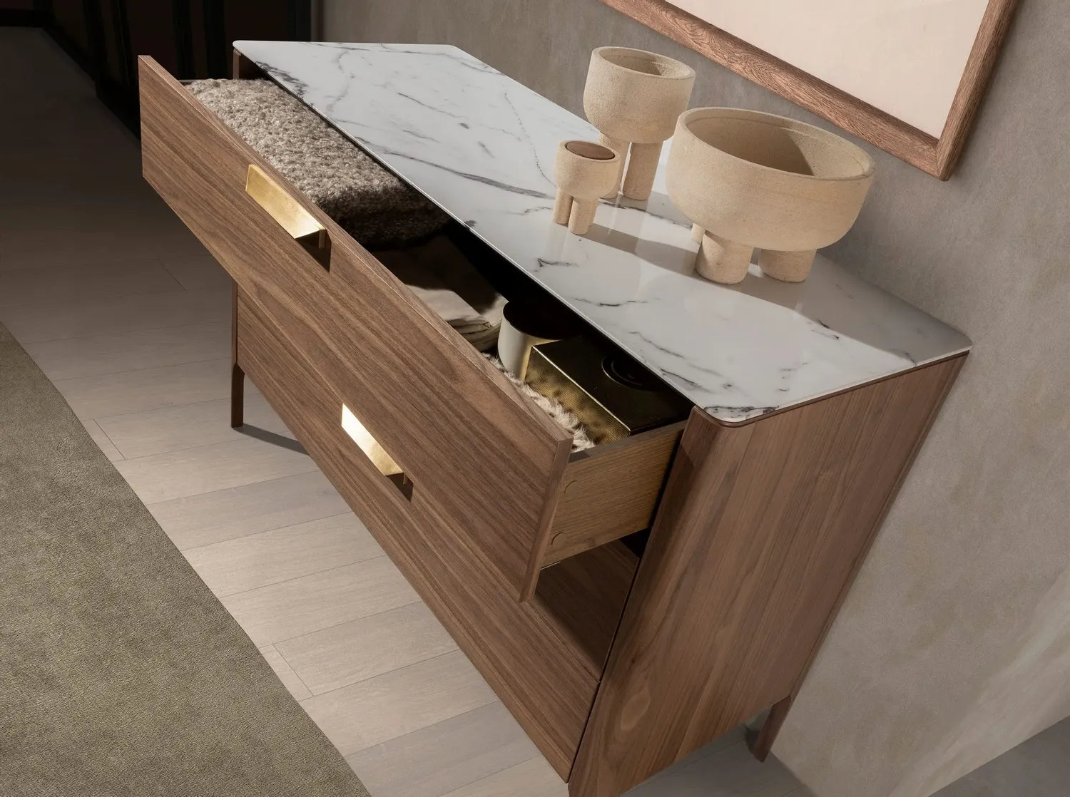 Commode effet marbre en noyer et fibre de verre Angel cerda