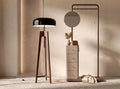 Lampadaire en aluminium noir et blanc et bois de pin couleur noyer fait mains DecoNovis