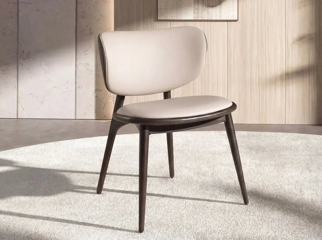 Chaise en cuir crème à dos gris foncé fait mains DecoNovis